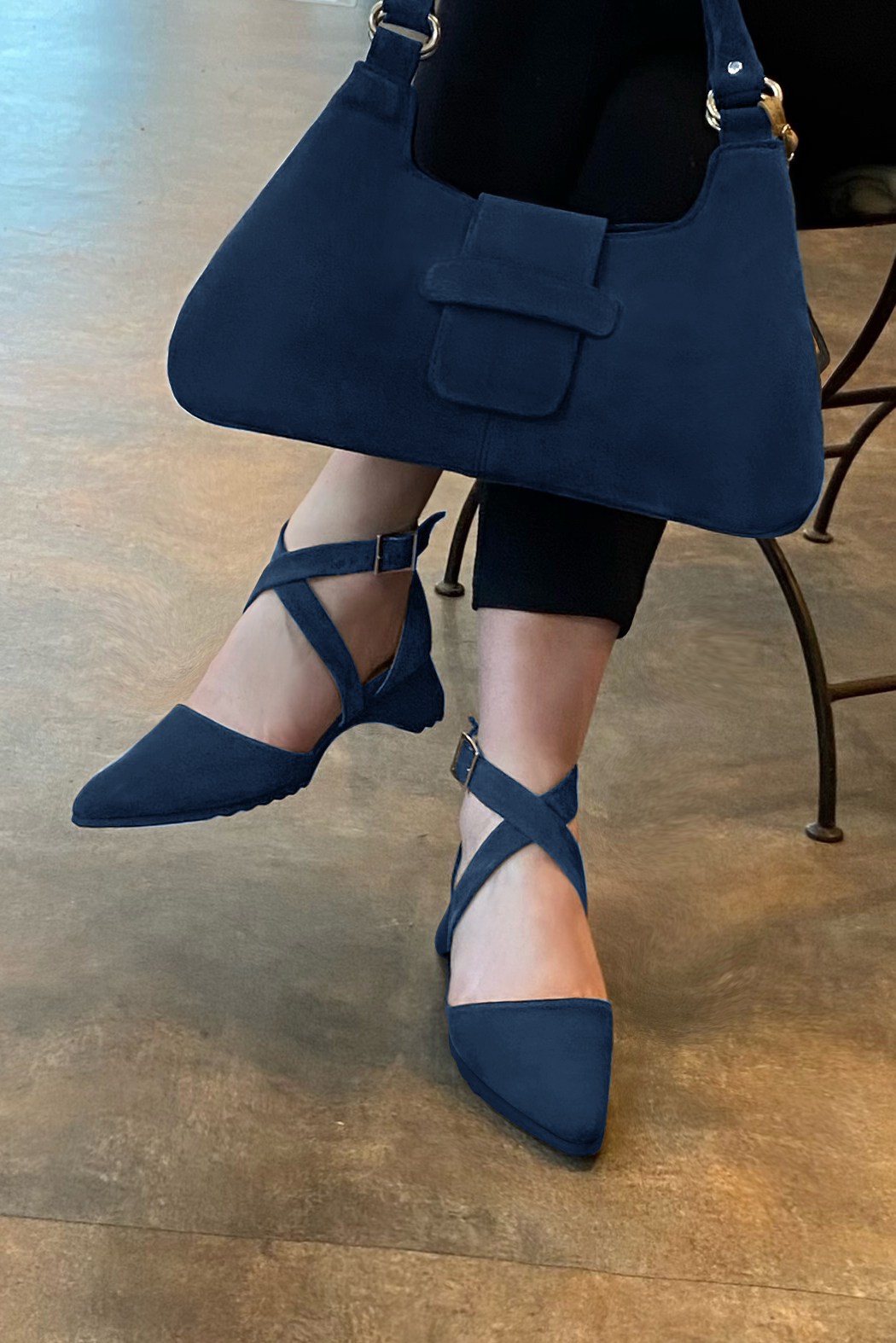 Navy blue matching shoes and bag. Worn view - Florence KOOIJMAN